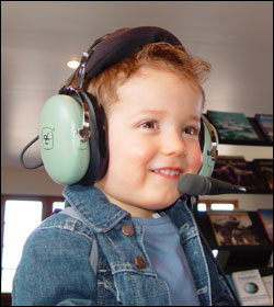 enfant avec un casque d'avion David Clark