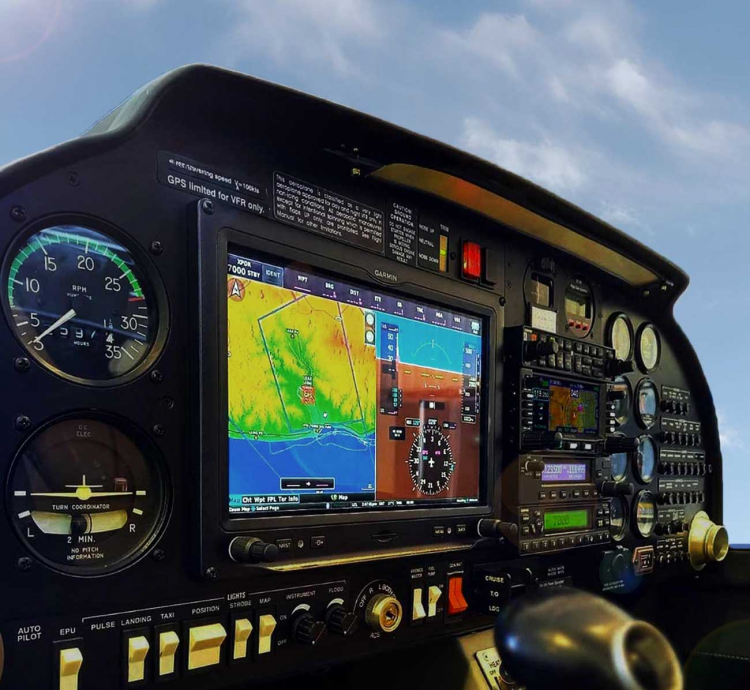 Avionique moderne : EFIS vs GPS Garmin, que choisir pour votre avion léger ?